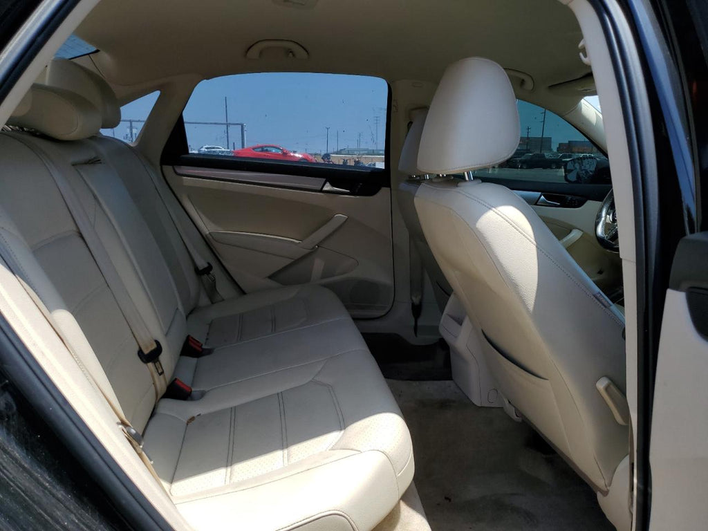 2015 VOLKSWAGEN PASSAT S - 1VWAT7A30FC075881