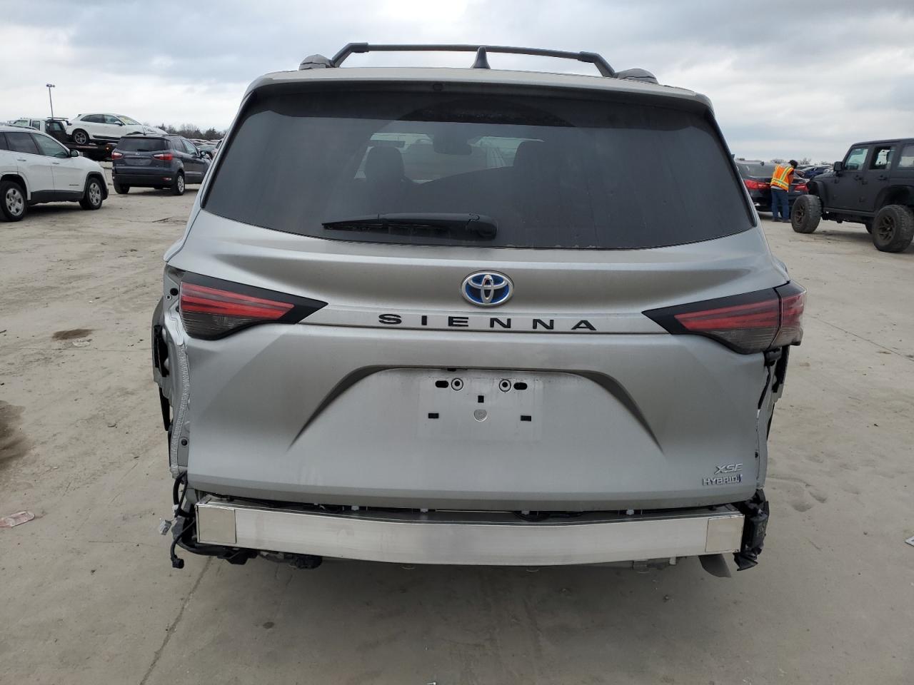 2024 TOYOTA SIENNA XSE - 5TDXRKEC5RS212017